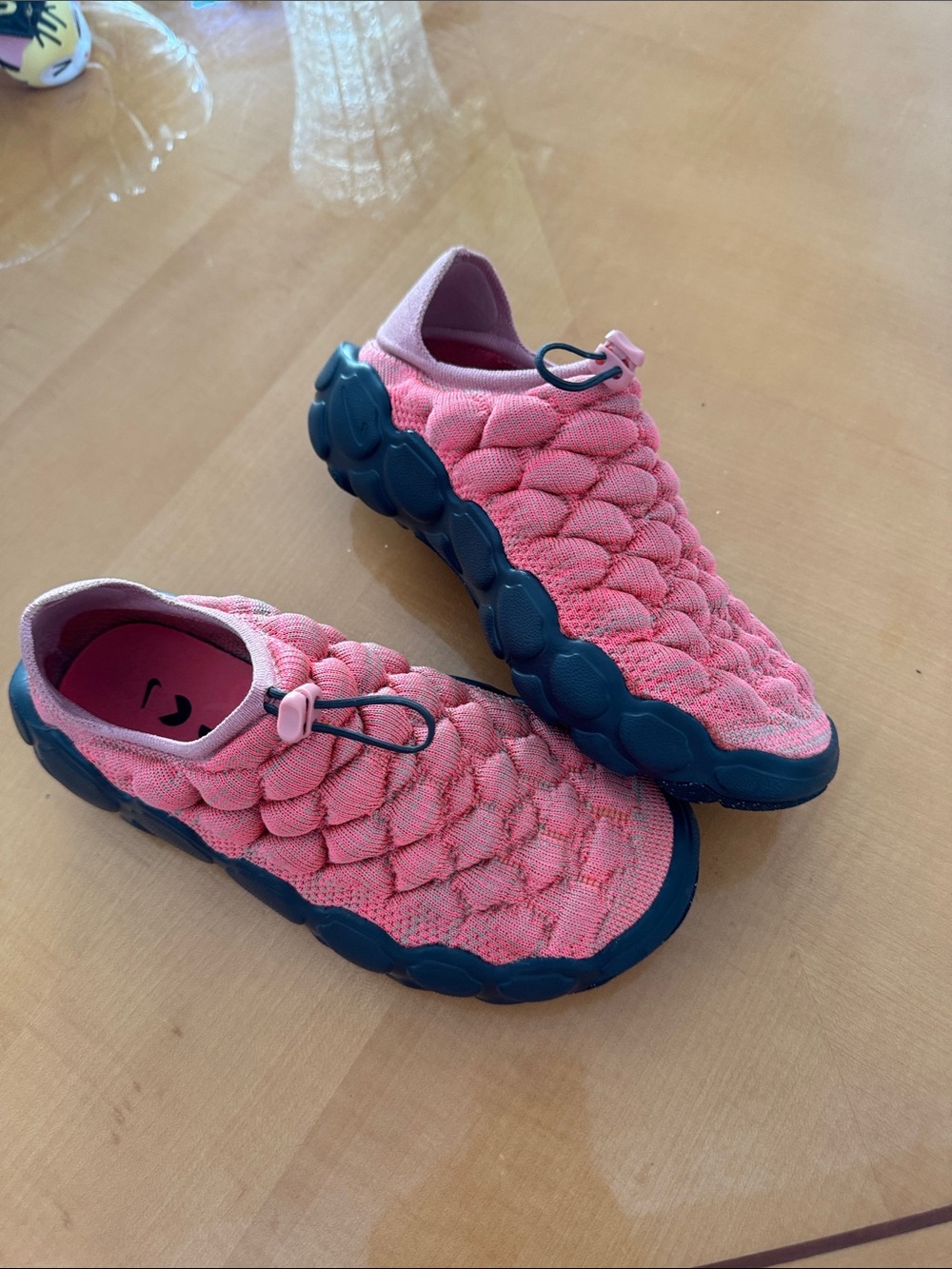 Nike women Coral Pink Slip-On Knit Sneakers with Black Sole size 8 - Picture 2 of 12